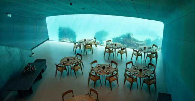 Restaurante clásico con fuente de agua acrílica de Maldivas --Under restaurant